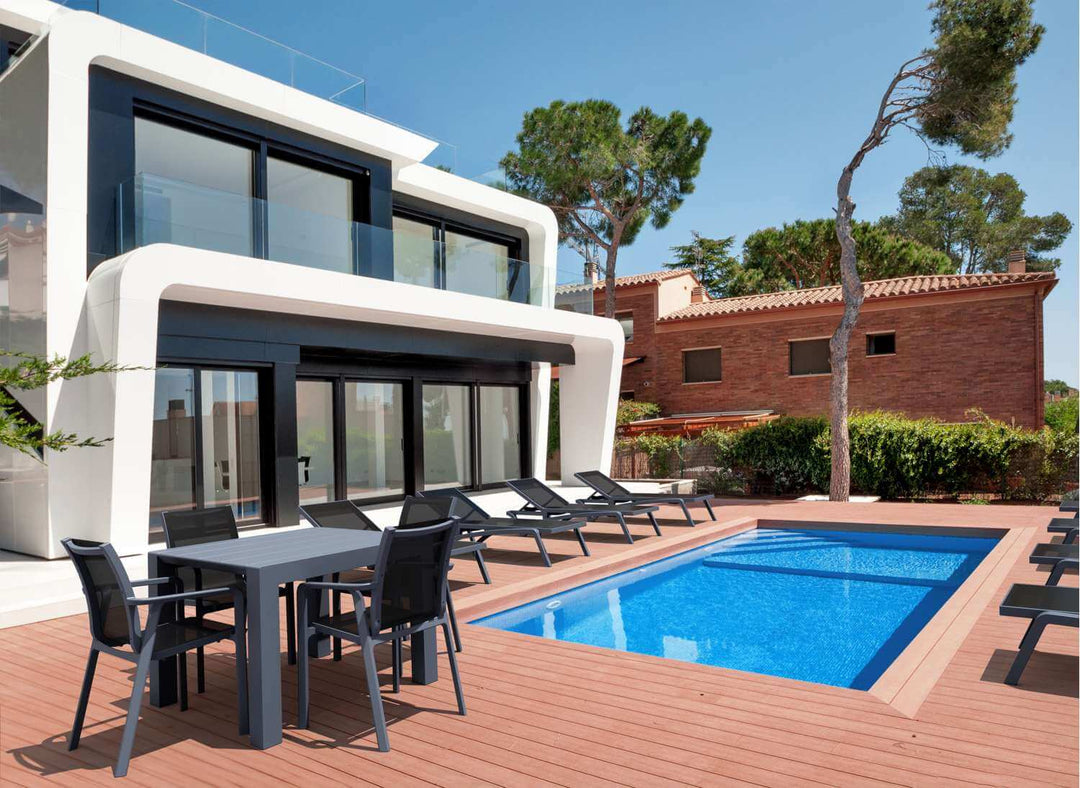 Siesta Vegas Table 100-140 & Pacific Armchairs - 4 Seater Outdoor Dining Set